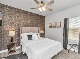 Comfy Ensuite Room, Central Houston, NRG Stadium with Parking
