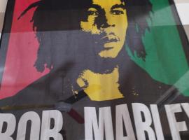 Bob Marley Peace hostels luxor，位于卢克索东岸的酒店