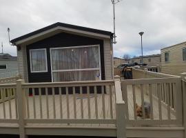 PET FREE family mobile Home sleeps 8 with large secured decking Sea wick holiday park，位于滨海克拉克顿的酒店