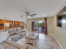 Stunning 3BR Home offers water view Minutes to the Beach，位于克利尔沃特的酒店