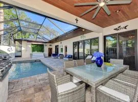 Courtyard Home with Pool, Spa & Sauna close to Beach & City Center