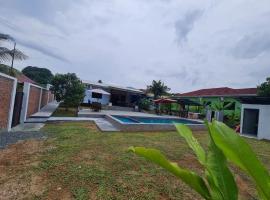 D'Camp Homestay with swimming pool，位于Kampong Kenangan的乡村别墅