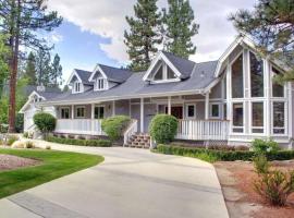 Lakefront Estate W/Stunning Views in Big Bear Lake，位于大熊湖的乡间豪华旅馆