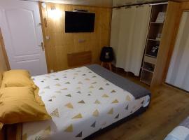 Chambre d'hôte chez Nathalie & Roland，位于马西亚克的酒店