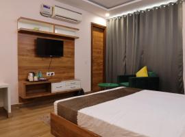The Sandalwood Hotel I Sec-38 I Near Medanta Medicity Gurgaon，位于古尔冈的酒店