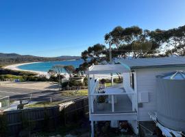 PIPI SHACK - iconic waterfront shack Binalong Bay，位于比那隆湾的酒店