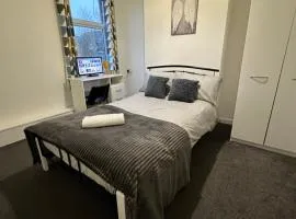 Lovely Town house Room 3