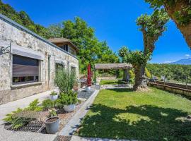 Ancien domaine de Chartreux avec jacuzzi，位于Tullins的酒店