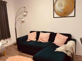 Entire Immaculate 3 Bedrooms House in Blackburn Weekend Away，位于布莱克本的度假屋