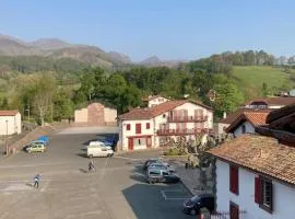 Appartement entier, 2 personnes, rez de chaussée, terrasse vue montagne, sur GR10