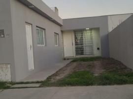 House near ezeiza international airport，位于埃塞萨的酒店