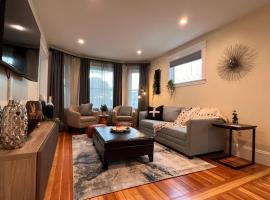 Your Boston Retreat - Great porches - 2/BR sleep 6，位于Everett的酒店