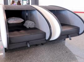 Sleeping Pods GoSleep - Inside of Warsaw Chopin Airport, non schengen restricted zone after passport control, near Gate 2N，位于华沙的胶囊旅馆