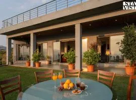 Aarna House by StayVista - Mountain & lakeview villa, Contemporary modern interiors & a charming terrace garden