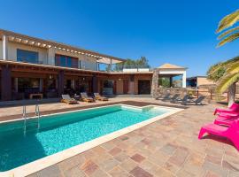 Villa Atlanntes con piscina en Fuerteventura，位于Triquivijate的酒店