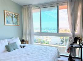 דירה עם נוף לים בנאות גולף בריכה , ספא , חדר כושר，位于凯撒利亚的海滩酒店