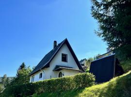 Urige Berghütte mit Kamin in Pobershau im Erzgebirge nahe Schwarzwassertal，位于Pobershau的度假屋