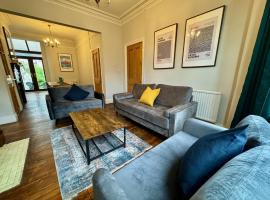 Large CityCentre Townhouse & Hot Tub, Pool Table and Offroad Parking，位于卡迪夫的酒店