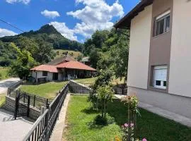 Rudnička oaza mira, kuća u podnožju Ostrvice