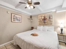 Comfy 1BR By the Beach with Pool and Parking 12，位于默特尔比奇Cherry Grove Beach的酒店