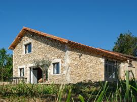 Ferme de standing en pleine nature，位于La Chapelle-Faucher的酒店