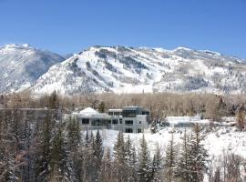 阿斯彭草地度假酒店，位于阿斯潘熊猫山顶滑雪缆车附近的酒店