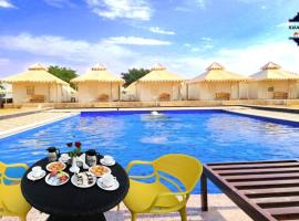 Khamma Ghani Resort with pool，位于斋沙默尔的酒店