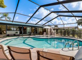 Apollo Beach Oasis Lanai and Heated Pool!，位于阿波罗海滩的酒店