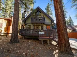Sunset Chalet - Cozy and spacious cabin nestled among tall pines with Hot Tub!