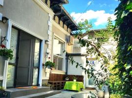 Oasis Home-Garden Gem in The Heart of Bucharest，位于布加勒斯特的度假屋