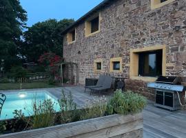 La Grange aux hirondelles - appartement complet et indépendant，位于Commelle-Vernay的酒店