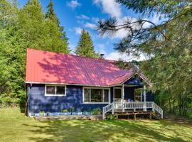 Peaceful and Chic Oasis Fire Pit, Grill, Yard，位于长景市的酒店