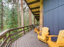 Mid-Century Cabin Creekside, Easy Access to i-70，位于Dumont的酒店