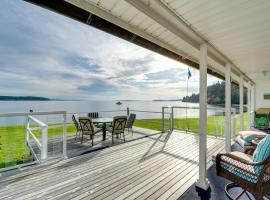 Bayfront Port Hadlock Retreat with Grill and Deck!，位于Port Hadlock的酒店