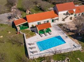 Family friendly house with a swimming pool Ljubotic, Zagora - 21495，位于Oklaj的酒店