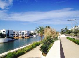 Eden Island Bouznika : Private beach, Swimming pool, Comfort.，位于Sidi el Haj Bou Derbala的酒店