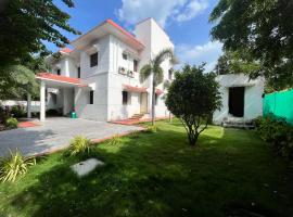 Royal Experiences Pearl House 6 Bed Room Villa with Private Pool, Panayur，位于钦奈的酒店