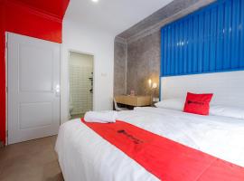 RedDoorz Plus at Jalan Gatot Subroto Jakarta，位于雅加达的酒店