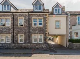 Seafront flat-private parking-short walk to town