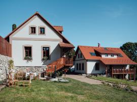 U nás ve lhotě - apartmány / celá chalupa，位于Borotín的酒店
