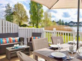 Spinnaker Lodge · Cotswolds Lakeside Home，位于南塞尔尼的酒店
