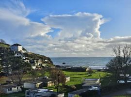 Pet Friendly Sea view Villa Millendreath Looe，位于西卢港的酒店