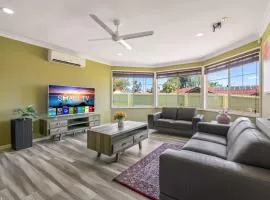 Spacious 4BR family retreat near mall at Forest Lake