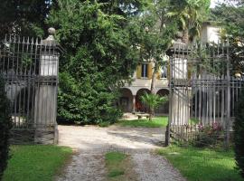 La Patirana Guesthouse，位于Zandobbio的酒店
