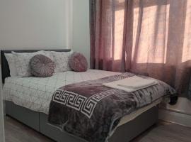 Good priced double bed rooms in harrow with shared bathrooms，位于Hatch End的旅馆