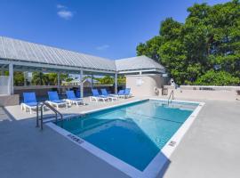 Villa Positano by Brightwild-Rooftop Pool on Duval，位于基韦斯特的酒店