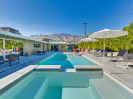 Luxe Palm Springs Home - Close to Downtown!，位于棕榈泉的酒店