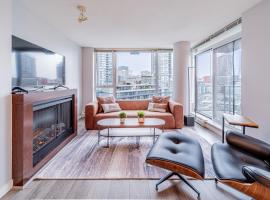 Amazing Views ! Leather Furniture ! Cozy Condo!，位于温哥华的酒店