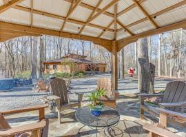 Peaceful Lawrenceville Cabin with Hot Tub on 6 Acres，位于罗维莎的带按摩浴缸的酒店