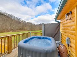 Riverside Beattyville Cabin with Kayaks and Fire Pit!，位于Beattyville的酒店